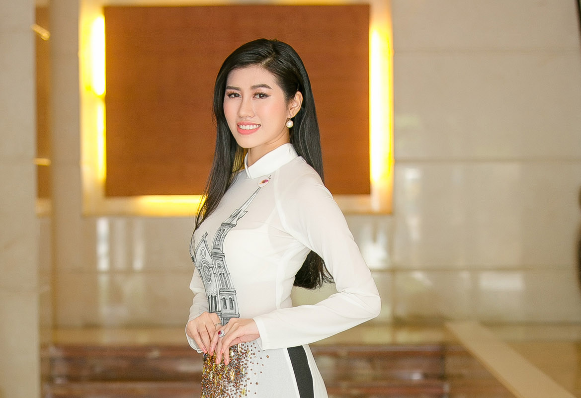 Emily Hồng Nhung trông thật nền nã trong tà áo dài truyền thống 