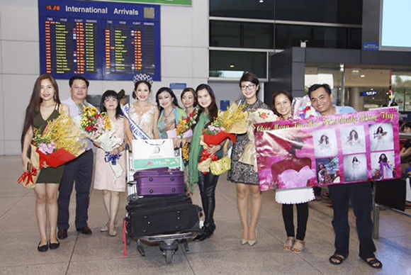 Tân hoa hậu MISS & MRS VIETNAM EUROPE Cindy Hồng Thy được chào đón nồng nhiệt tại sân bay