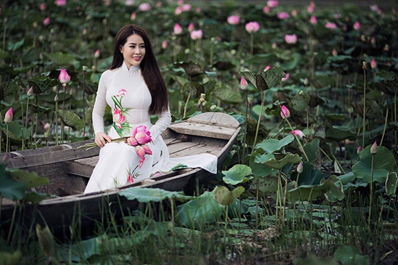 Mẫu ảnh Tina Nguyễn “khoe” vẻ đẹp không tì vết với áo dài