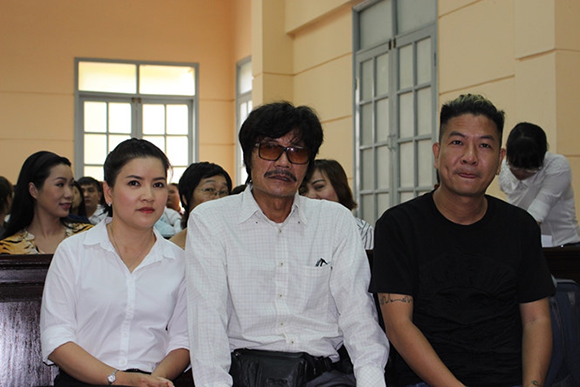Đạo diễn, Diễn Viên Công Ninh đến ủng hộ 'tình cũ' Ngọc Trinh kiện Nhà hát Kịch TP.HCM