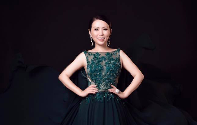 Hoa hậu Kristine Thảo Lâm nữ hoàng dạ hội của showbiz Việt