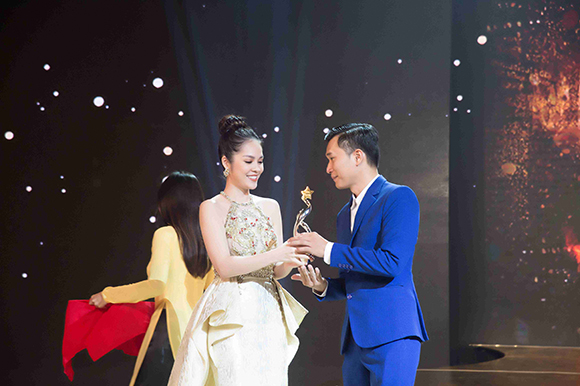 Nghệ nhân Chung Cường bất ngờ nhận Cúp bạc hạng mục thời trang trong đêm Ngôi Sao doanh nhân Việt 2017