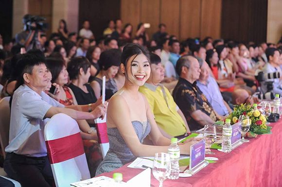 Đào Thi Hà vô cùng quyến rũ tại Đà Nẵng với vai trò ban giám khảo cho cuộc thi sắc đẹp