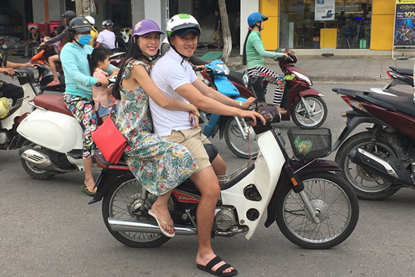 Công Vinh - Thủy Tiên chở nhau bằng xe máy đi tìm người nghèo tặng gạo