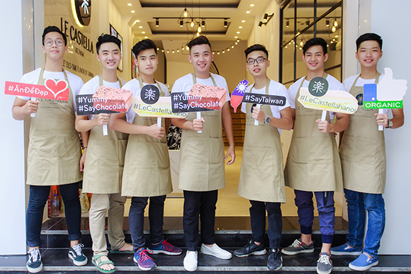 Ơn giời, tiệm bánh bông lan với dàn nhân viên siêu đẹp trai đã đáp cánh tại Hà Nội