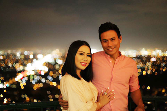 Diện váy hồng sexy Ceo, hoa hậu Kristine Thảo Lâm tay trong tay với diễn viên Trí Quang