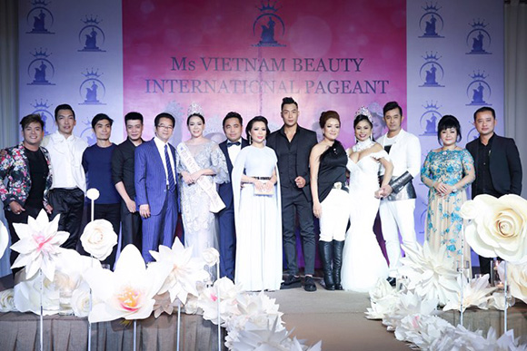 Hoa hậu Kristine Thảo Lâm - lộng lẫy trong xiêm y bên dàn sao Việt trong tiệc cảm ơn