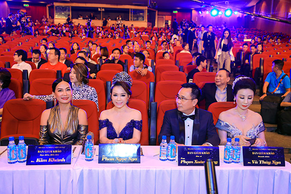 Doanh nhân Phan Thị Ngọc Nga hội ngộ Hoa hậu Ngô Phương Lan trên ghế nóng chung kết Hoa hậu đại dương 2017