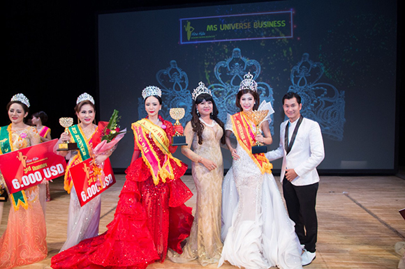 Vương miện ngọc trai Queenpearl PQ chính thức được trao cho Hoa hậu doanh nhân Hoàn Vũ