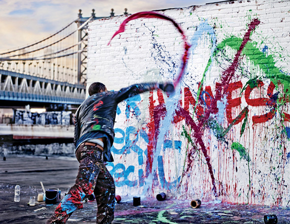 Nghệ sĩ Mỹ nổi tiếng đang tạo ra tác phẩm nghệ thuật trên đường phố