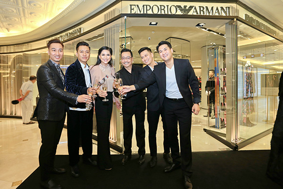 Nhiều nghệ sĩ Việt đến tham dự và ủng hộ sự kiện khai trương cửa hàng đầu tiên của Emporio Armani tại Hà Nội