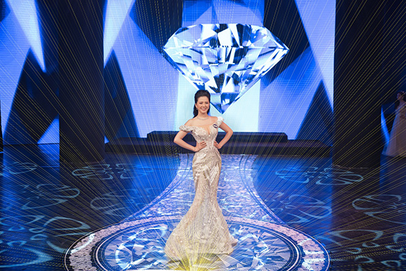 Nữ ca sĩ Đinh Hiền Anh đăng quang cuộc thi Nữ hoàng Kim cương 2017