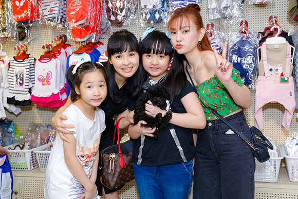  HLV Thu Thủy cùng nữ ca sĩ Trang Nhung đã mang chú cún tặng Bích Ngọc