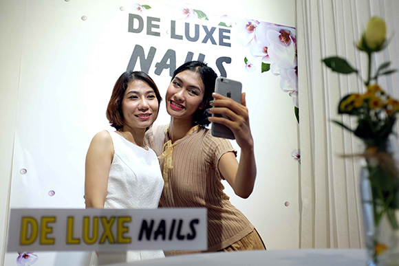Người mẫu Nguyễn Oanh Vietnam's Next Top Model tham quan và sử dụng dịch vụ tại De Luxe Nails