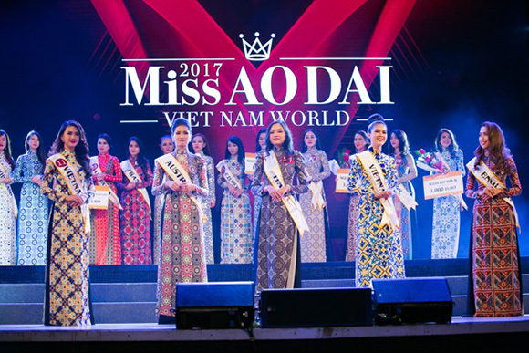 Lê Ngọc Diệp đã xuất sắc với danh hiệu Hoa hậu Nhân Ái tại đêm chung kết Hoa Hậu Áo Dài Người Việt Thế giới