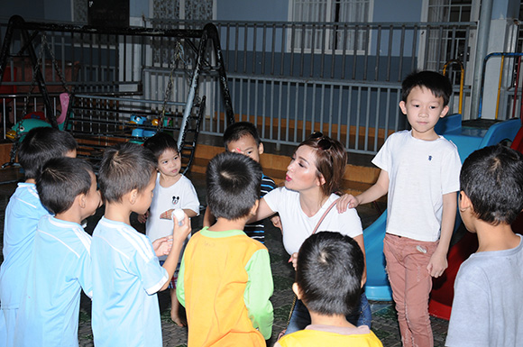 Hoa hậu Đan Vy sưởi ấm trái tim các bé trong chuyến từ thiện tại Việt Nam