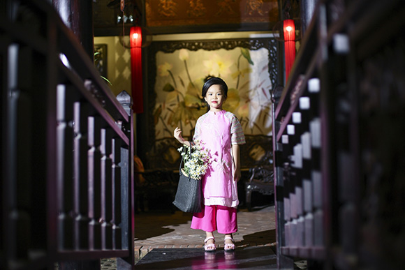 Á hậu Vân Anh cùng con gái duyên dáng khi hóa hình ảnh “Cô Ba Sài Gòn”