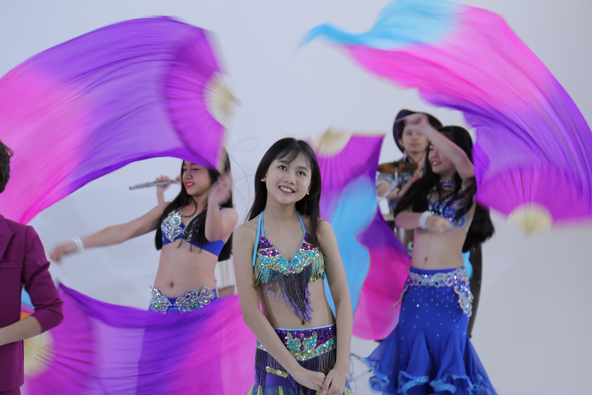 Bé Bảo An trổ tài múa bụng trong ‘MV mới’ song ca cùng Gia Khiêm 