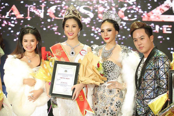 Người đẹp, doanh nhân Hồ Ngọc Hằng đẹp như Nữ hoàng tuyết lên trao vương miện Nữ hoàng trang sức Việt Nam 2017