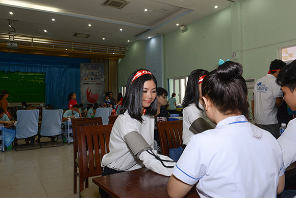 Hoa hậu biển Đào Thị Hà tinh khôi trong trang phục trắng tình nguyện hiến máu nhân đạo