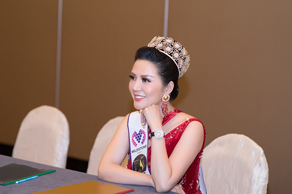 Hoa hậu Đinh Hiền Anh ấn tượng khi làm giám khảo cuộc thi Miss & Mrs India International