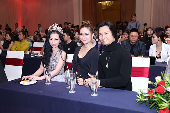 Nữ hoàng điện ảnh Chung Ỷ Liên thu hút truyền thông trên hàng ghế khách mời VIP