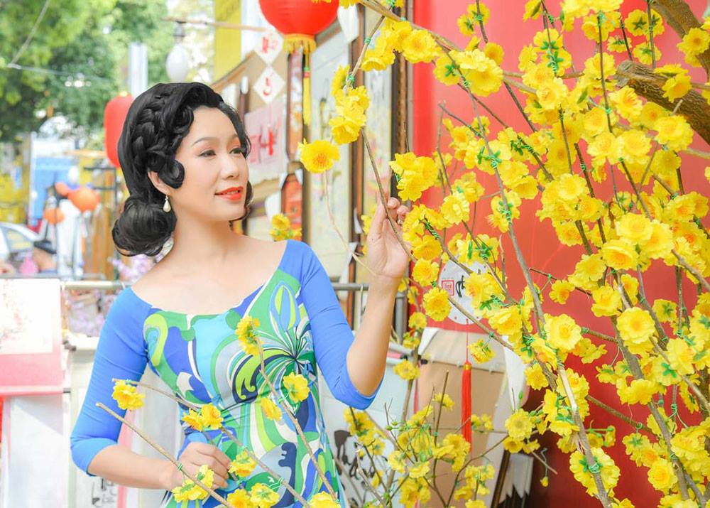 Trịnh Kim Chi tươi trẻ đón Tết trong tà áo dài truyền thống
