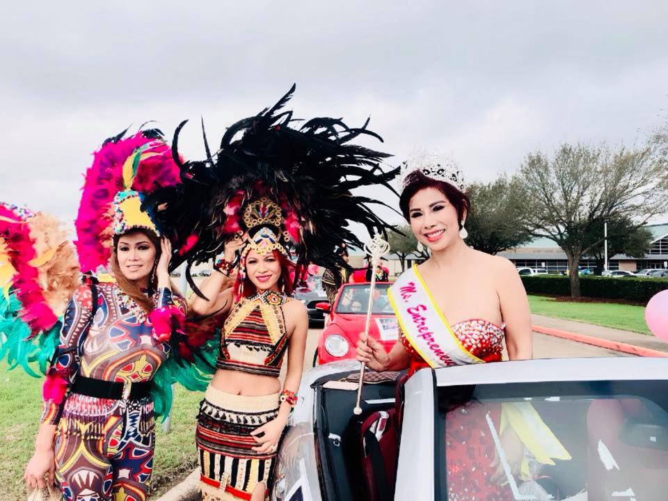 Đoàn xe diễu hành của hoa hậu Lương Thu Hương khoe sắc trên đường phố Mỹ