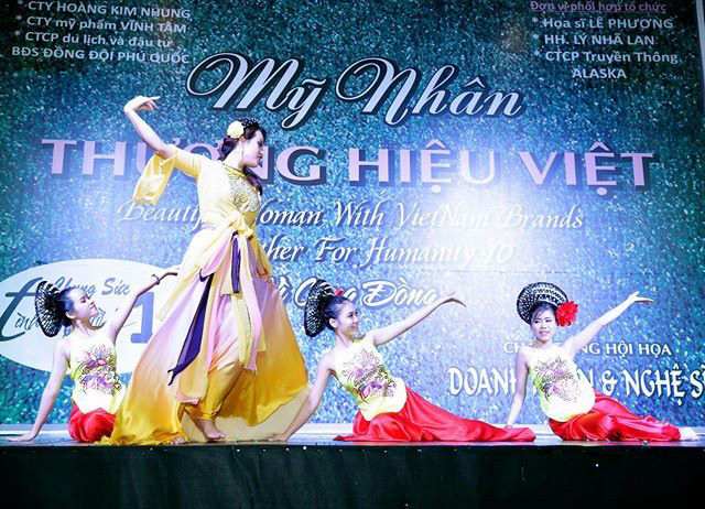 Phó chủ tịch Miss Vietnam Universe Pageant  Trần Thái Ngọc dịu dàng trong tà áo dài tứ thân