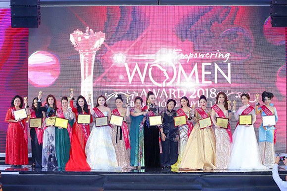 Dàn mỹ nhân quyến rũ trình diễn BST Xuân xanh của NTK Quỳnh Paris trong chương trình Empowering Women Award 2018 