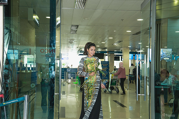 Cô Ba Sài Gòn, Huỳnh Thi đẹp cuốn hút giữa sân bay