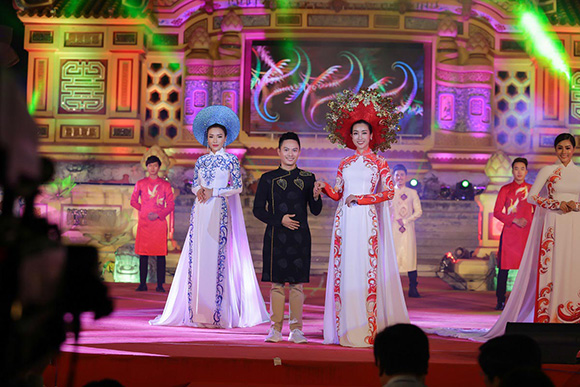 Hoa hậu Đỗ Mỹ Linh cùng Á hậu Khánh Phương diện áo dài trên sân khấu  Festival Huế 2018