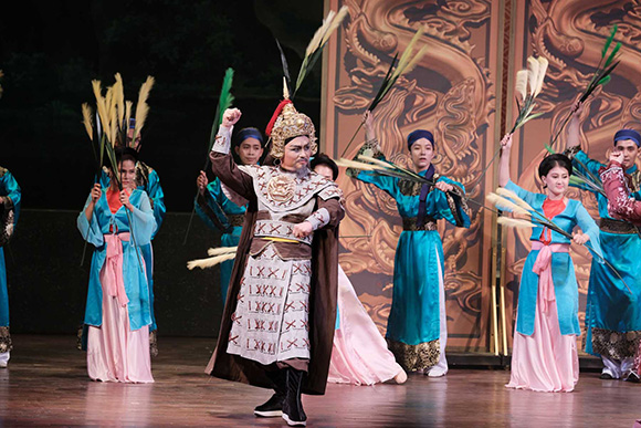 Khán giả ngồi kín rạp nhà hát Bến Thành thưởng thức Thái hậu Dương Vân Nga