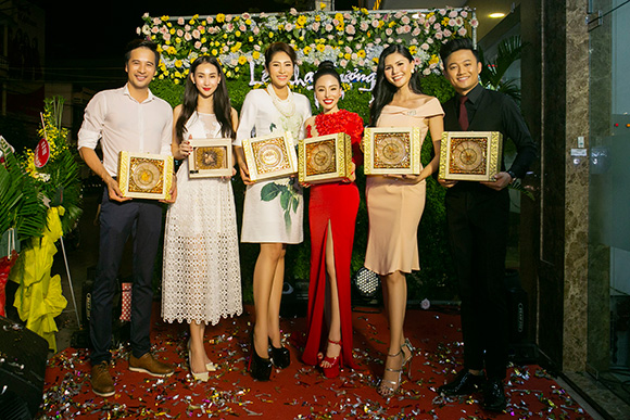 Hoa hậu Đặng Thu Thảo cùng Kim Nguyên rạng rỡ ủng hộ yến sào Tam Long của Hoa hậu Hạ My