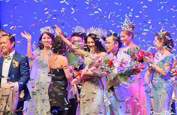 Hoa hậu Mai Thanh, ca sĩ Đan Kim cùng Cindy Trần Mai Anh đọ sắc trên thảm đỏ