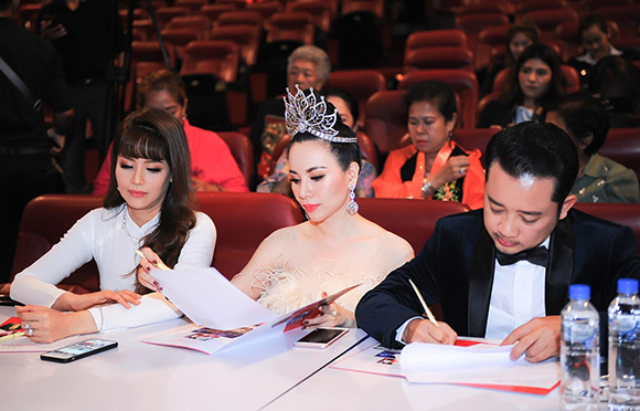 Hoa hậu Châu Ngọc Bích khoe vai trần với váy đính lông vũ kiêu sa đi chấm thi nhan sắc