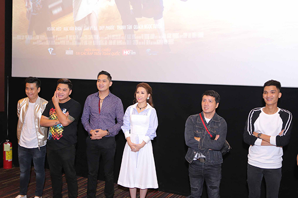 Khán giả “phát cuồng” khi gặp Vĩnh Thuyên Kim, Minh Luân tại rạp phim