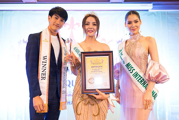 Nam vương Thái Lan và Hoa hậu trái đất trao vương miện và chứng nhận cho Nữ hoàng Vi Nhạn Ngọc
