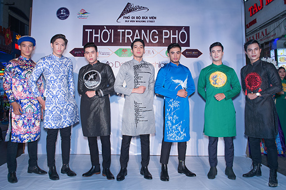 Dàn mẫu Việt đẹp thuần Việt trong BST áo dài của Doãn Huy