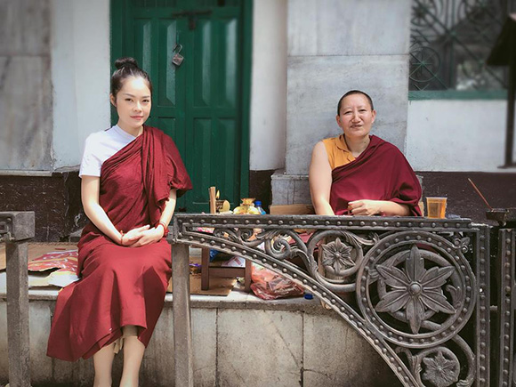 Dương Cẩm Lynh mặc trang phục truyền thống của Nepal, trải nghiệm cảm giác bình yên ở Tây Tạng