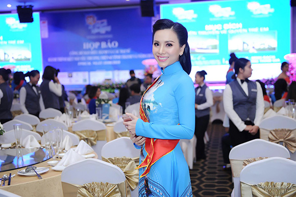 Hoa hậu Châu Ngọc Bích diện áo dài thanh tao, làm Đại sứ Nhân ái Kết nối yêu thương 2018