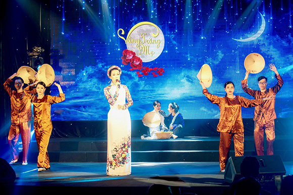 Trịnh Kim Chi duyên dáng áo dài hát "Đêm mưa nhớ mẹ"