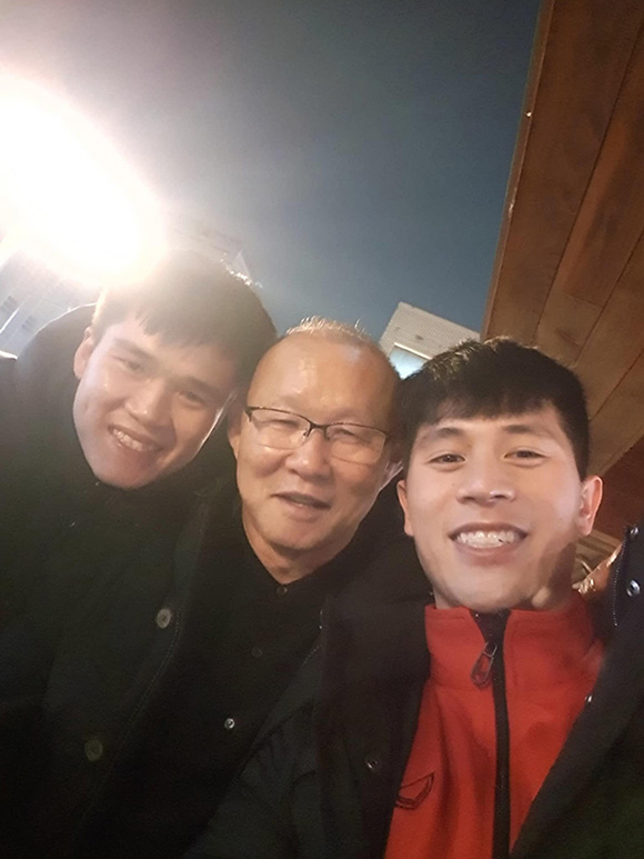 HLV Park thăm Đình Trọng, Lục Xuân Hưng ngay khi về Hàn Quốc