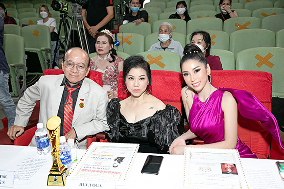 Á khôi Trịnh Thanh Hồng ngọt ngào và đẹp rực rở trên ghế giám khảo Hoa hậu điện ảnh