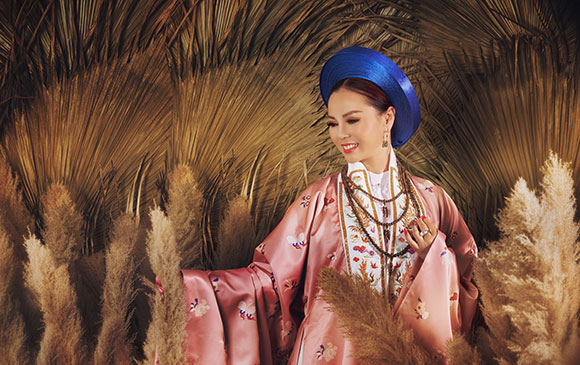 Hoa hậu doanh nhân Ninh Nguyễn diện cổ phục hoàng triều, thời Nguyễn đón Tết