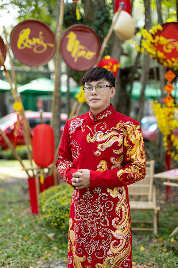 NTK Tommy Nguyễn khoe sắc trong tà áo dài thuần Việt