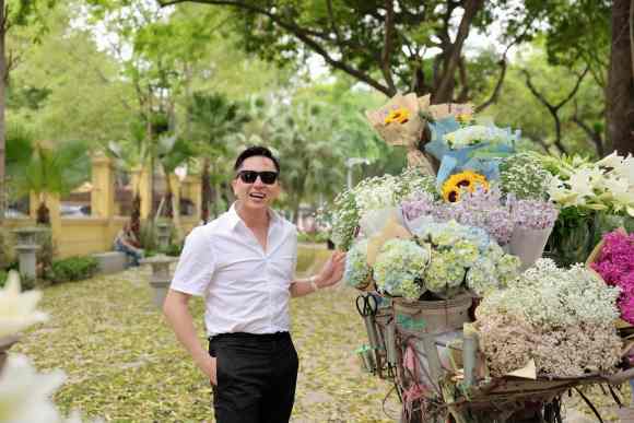 Biên tập viên Tuấn Duy hoài niệm với sắc trắng hoa Loa Kèn.